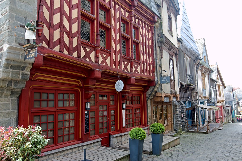 vitre bretagne frankrijk france hdr vilaine vestingstad kerk Notre-Dame olv notre dame chateau kasteel